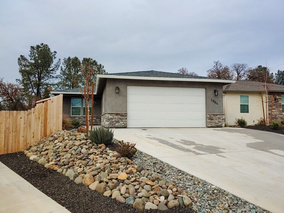 1984 Goren Ct in Redding, CA - Building Photo