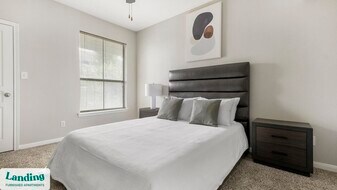 2500 Woodland Park Dr, Unit N306 in Houston, TX - Building Photo