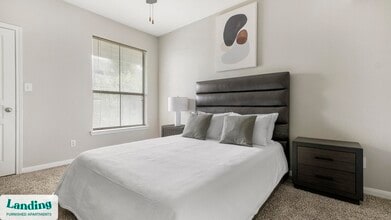 2500 Woodland Park Dr, Unit N306 in Houston, TX - Building Photo - Building Photo