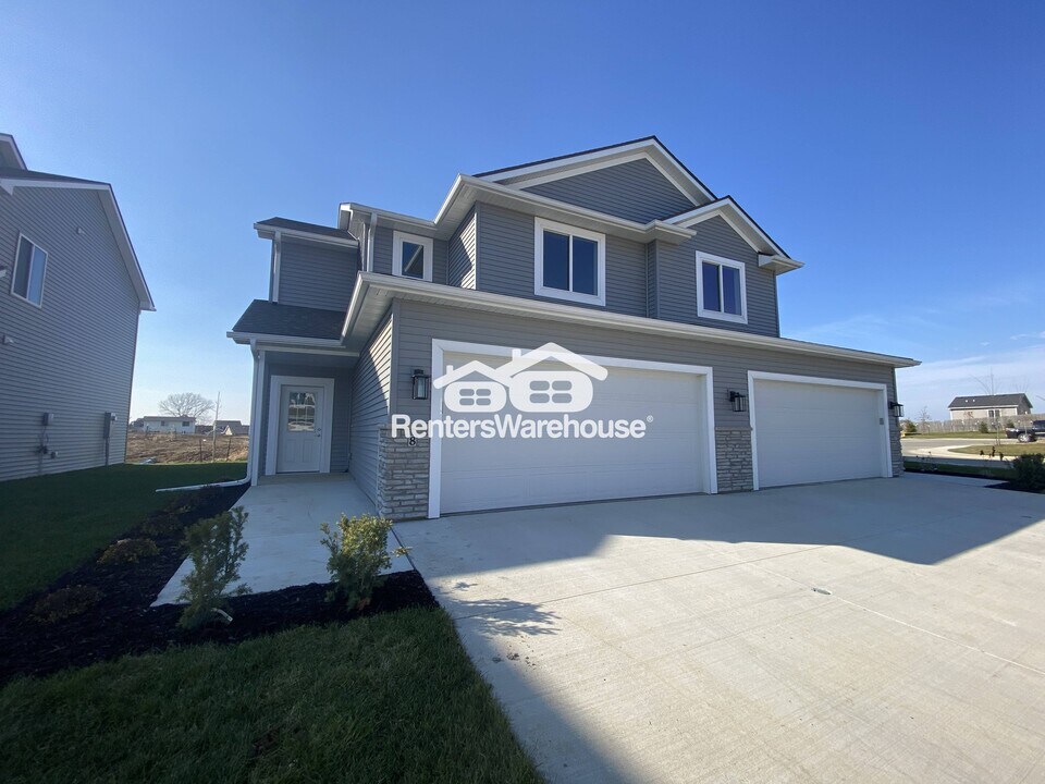 7000 Lake Hill Dr in Des Moines, IA - Building Photo