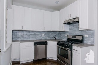 2210 W Foster Ave, Unit 1 in Chicago, IL - Foto de edificio - Building Photo