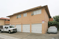 7261 Corsican Dr in Huntington Beach, CA - Foto de edificio - Building Photo