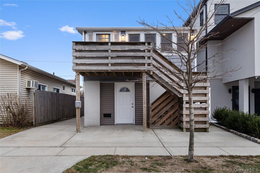 33 Kent Rd in Hempstead, NY - Building Photo