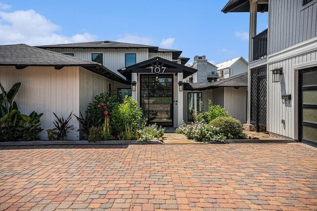 107 Cedar Ln in Seabrook, TX - Building Photo - Building Photo