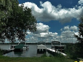 1823 W Shore Dr in Delafield, WI - Building Photo