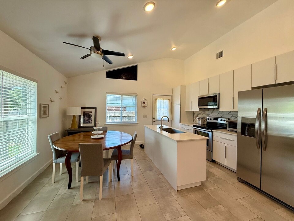 8000 Tisdale Dr in Austin, TX - Building Photo