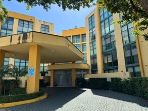 11800 SW 18th St, Unit 422 in Miami, FL - Building Photo - Building Photo