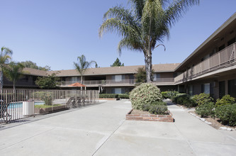 Castilian & Cordova Apartment Homes in Tustin, CA - Foto de edificio - Building Photo