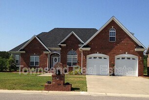 305 W Summerchase Dr in Fayetteville, NC - Building Photo