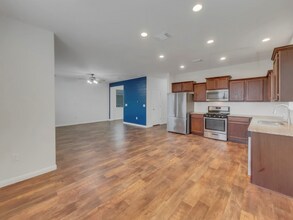 717 Twisted Oaks Ln in Buda, TX - Foto de edificio - Building Photo