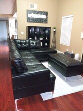 6892 Cal Valley Way in Sacramento, CA - Foto de edificio - Building Photo