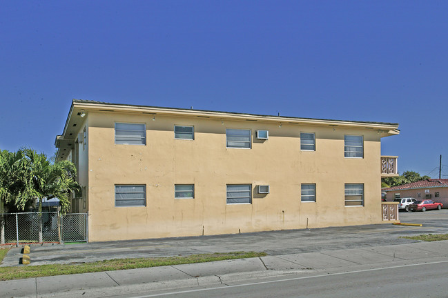 10 NW 48th Pl in Miami, FL - Foto de edificio - Building Photo