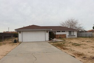 7864 Newhall Ave in Hesperia, CA - Foto de edificio - Building Photo
