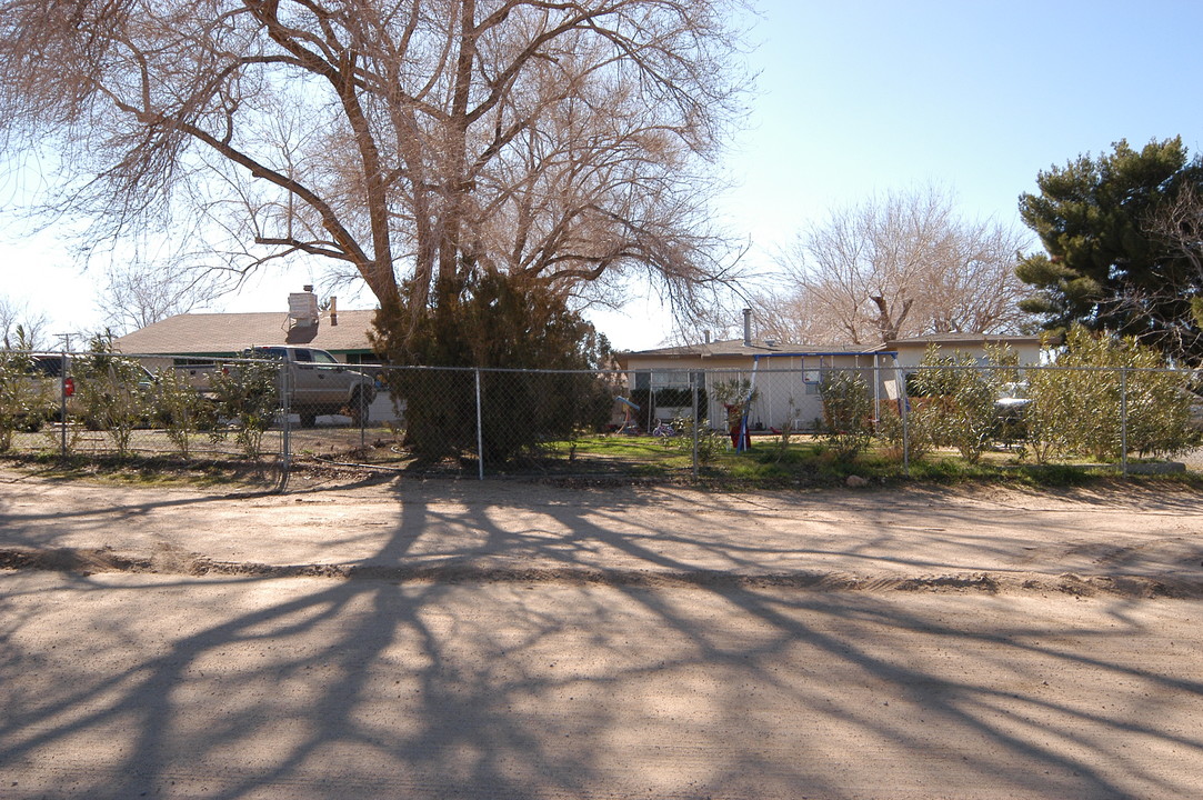 13559 Begonia Rd in Victorville, CA - Foto de edificio