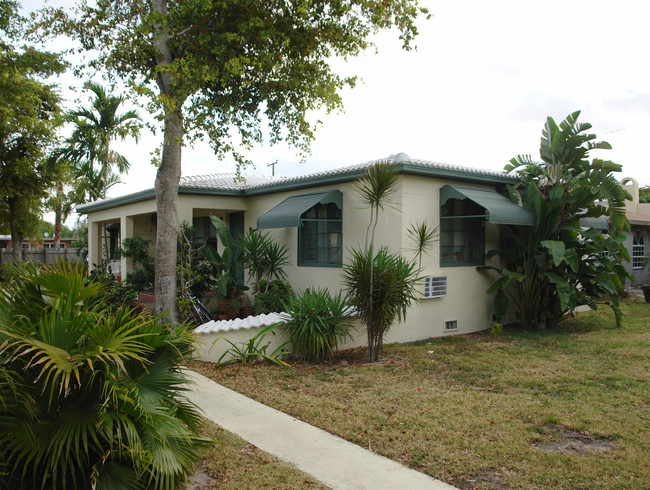 1925 Washington St in Hollywood, FL - Building Photo - Building Photo