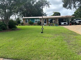 215 Woodlawn Dr in Panama City, FL - Building Photo
