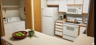 2855 Coral Ct, Unit 302 in Coralville, IA - Building Photo