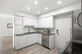 240 Seaview Ct in Marco Island, FL - Foto de edificio - Building Photo