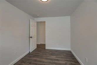 207 E Cedar St, Unit #1 in Olathe, KS - Foto de edificio - Building Photo