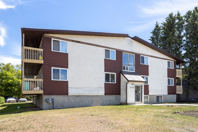 5715 56 Av in Red Deer, AB - Building Photo - Building Photo