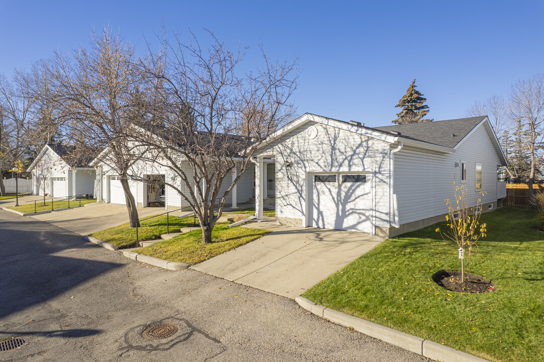 40 Lincoln SW in Calgary, AB - Building Photo