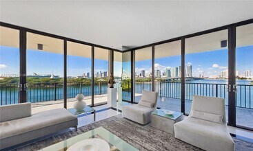 1000 Venetian Way in Miami Beach, FL - Building Photo - Building Photo
