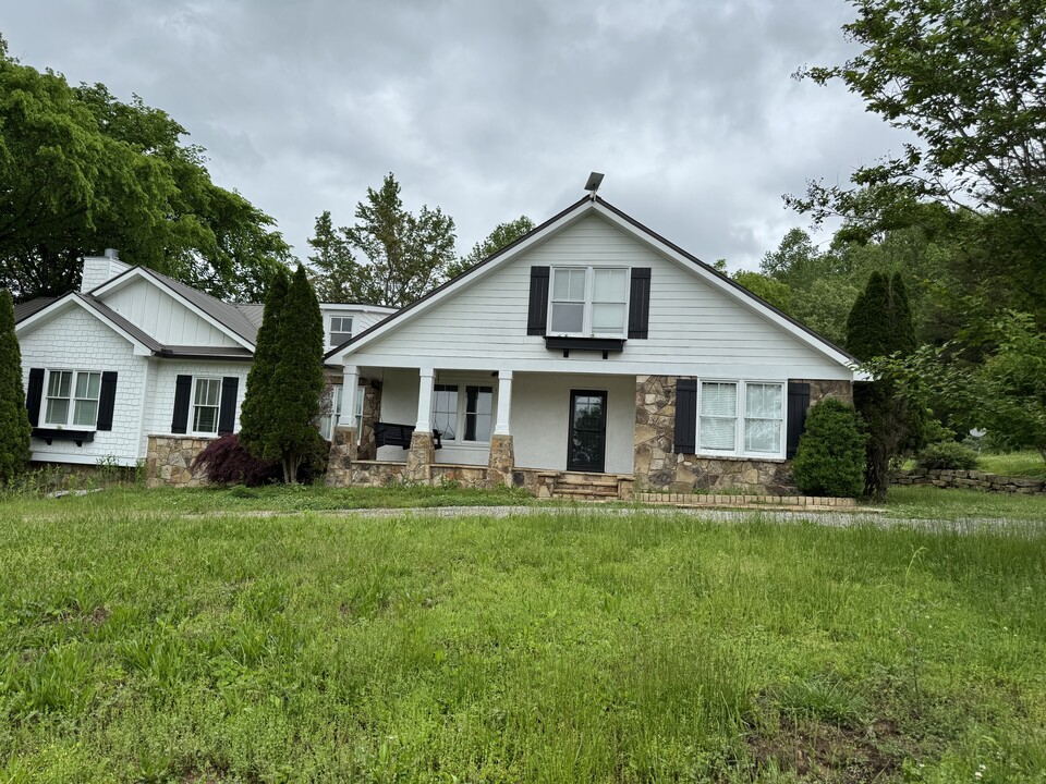 6016 Calfkiller Hwy in Monterey, TN - Building Photo