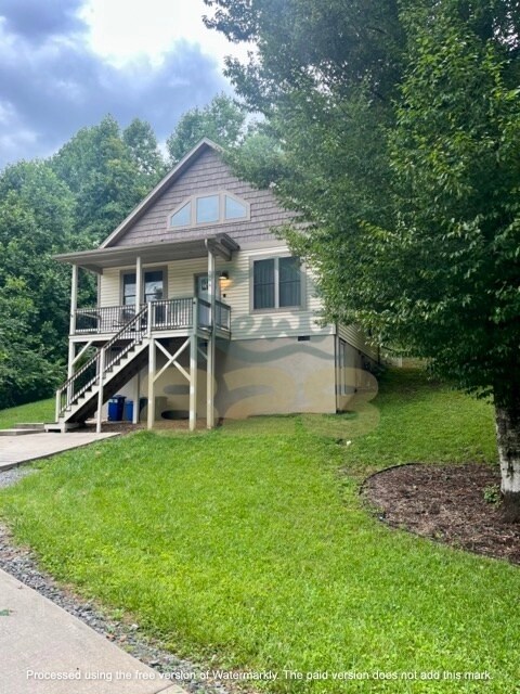 4056 Turnpike Rd in Horse Shoe, NC - Building Photo