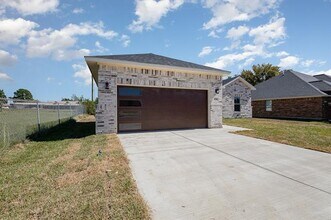 230 Flying Bridge Dr in Gun Barrel City, TX - Building Photo - Building Photo