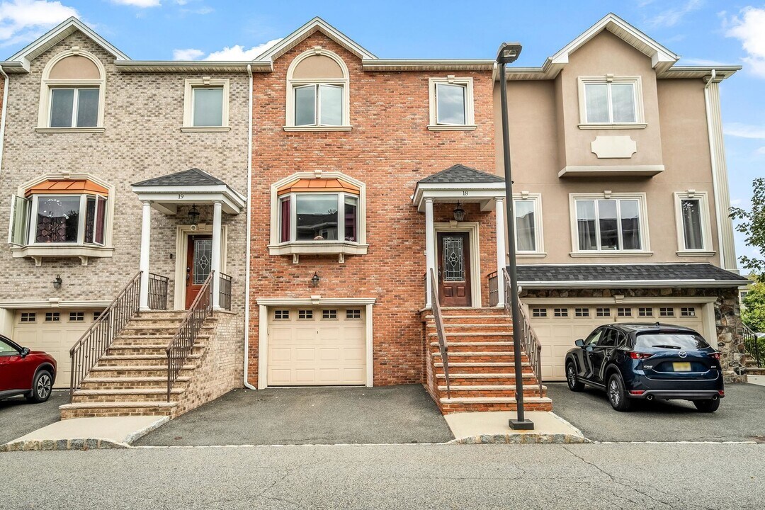 18 Jacob's Landing Way in Secaucus, NJ - Foto de edificio