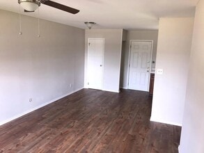 5605 Thunderbird, Unit A in Lago Vista, TX - Foto de edificio - Building Photo