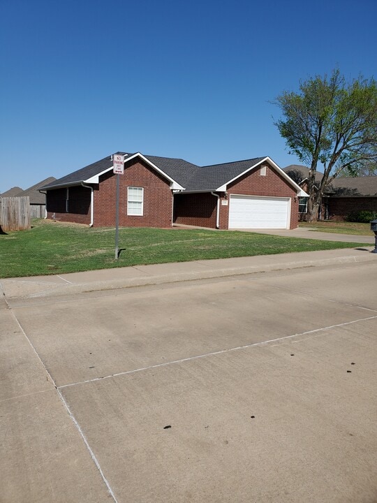 2306 N Benjamin St in Stillwater, OK - Foto de edificio