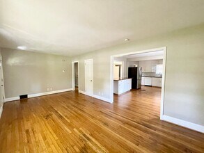 1051 S Holly St in Columbia, SC - Foto de edificio - Building Photo