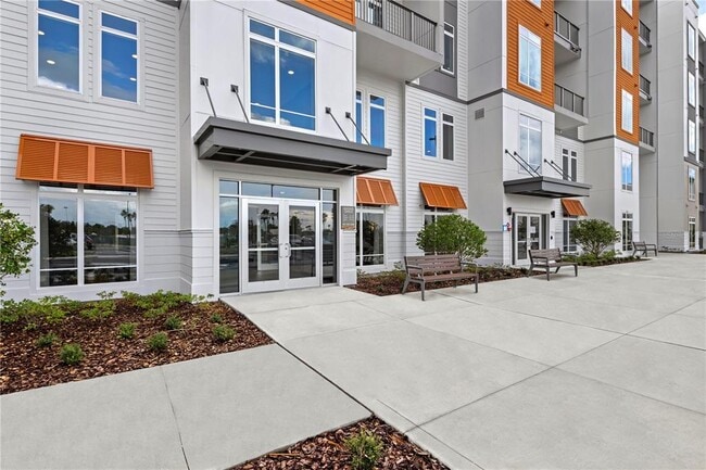 5256 International Dr in Orlando, FL - Foto de edificio - Building Photo