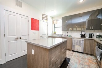 2401 Crawford St in Houston, TX - Building Photo - Building Photo