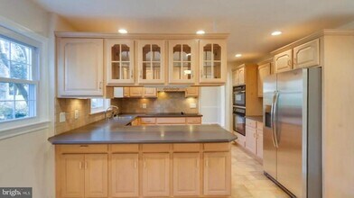 8002 Birnam Wood Dr in McLean, VA - Building Photo - Building Photo