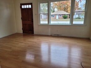 11244 Saint Clement Ln in St. Ann, MO - Foto de edificio - Building Photo