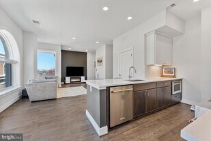635 Slaters Ln in Alexandria, VA - Building Photo