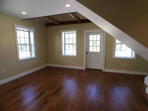 13 Water St-Unit -Apt. B in Newmarket, NH - Foto de edificio - Building Photo