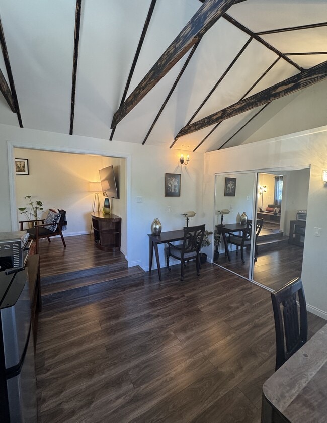 1623 Campus Rd, Unit B - Fully Furnished in Los Angeles, CA - Building Photo - Building Photo