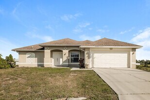719 Roma Ave S in Lehigh Acres, FL - Building Photo