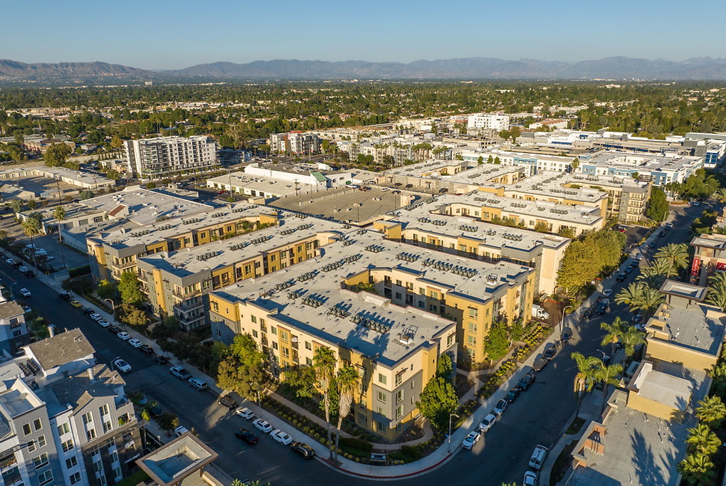 Reveal in Woodland Hills, CA - Foto de edificio