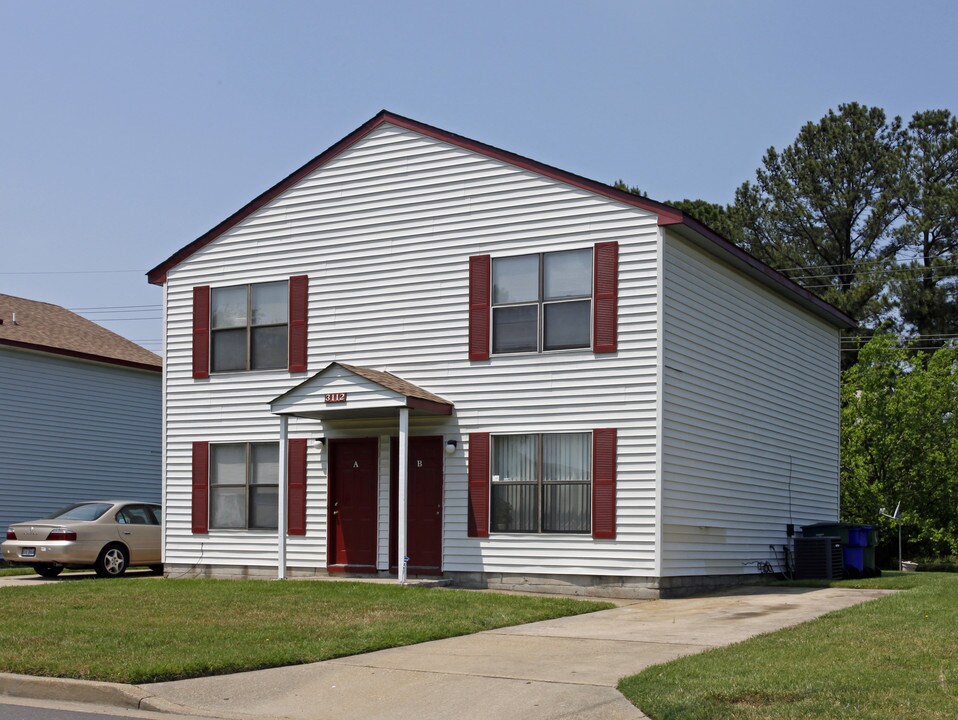 Crossroads Townhomes in Norfolk, VA - Building Photo