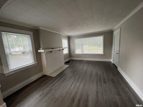 2327 N Atlantic Ave in Peoria, IL - Foto de edificio - Building Photo