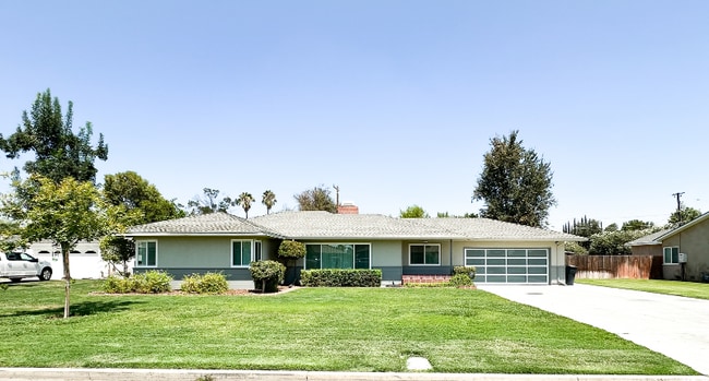 136 W Colonial Dr in Hanford, CA - Foto de edificio - Building Photo