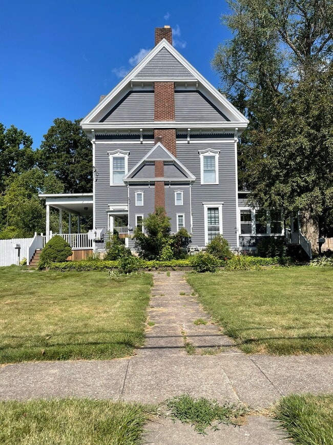 323 Broad St, Unit Apartment