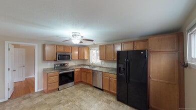 29 Roosevelt Blvd in Enfield, CT - Building Photo - Building Photo