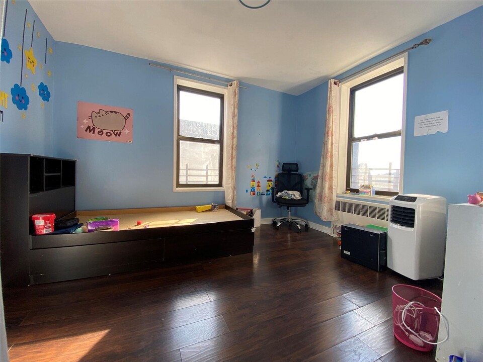 94-11 34th Rd in Queens, NY - Building Photo