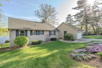 1047 Dover Rd in Epsom, NH - Building Photo - Building Photo