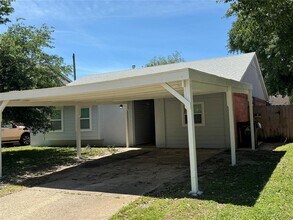 4906 Caranchua Reef Dr in Bacliff, TX - Building Photo - Building Photo